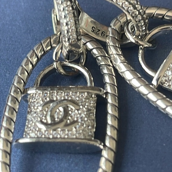 ❌SOLD❌ Luxury 925 Lock Earrings withh tiny Simulated Diamond top hoop part - Picture 2 of 5